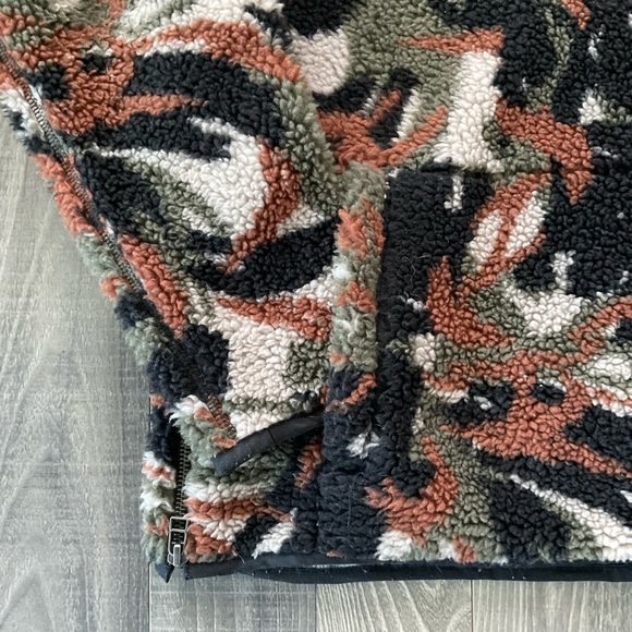 LL Bean High Pile Fleece 1/4 Zip Pullover Jacket 
Men’s SMALL
Green Black Camo - Picture 4 of 9